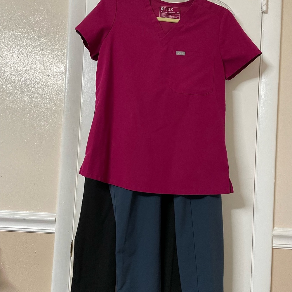 Lot of 3  FIGS scrubs in Very good condition 1 top 2 pants size XS